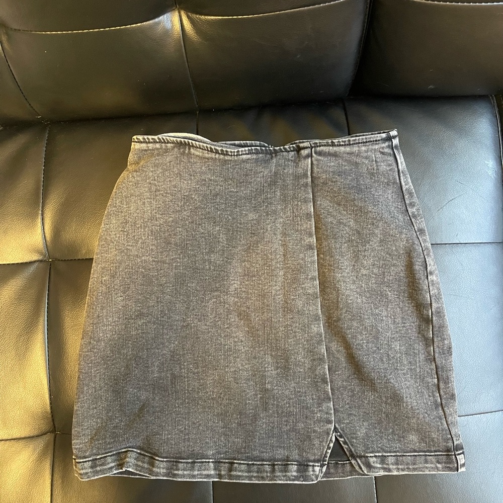 Black Skirt / Stretchy material / Size Small